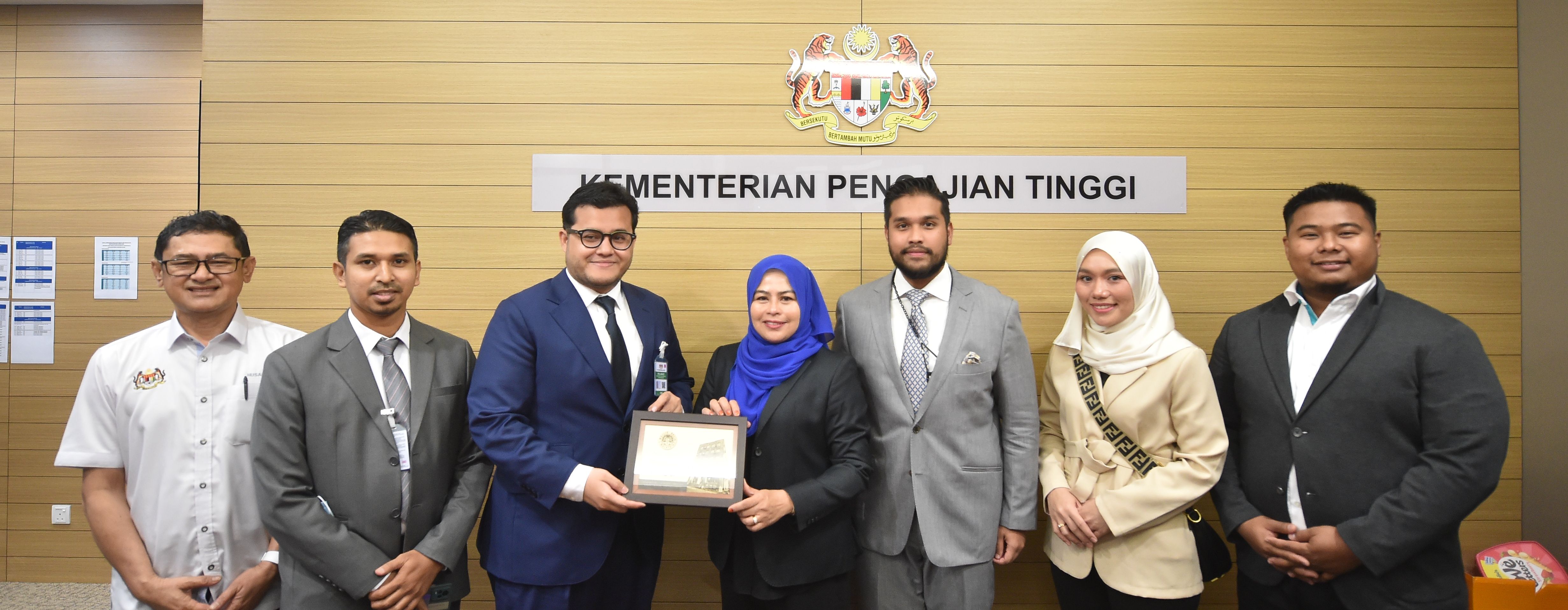 YB Menteri Terima Kunjung Hormat Majlis Belia Malaysia