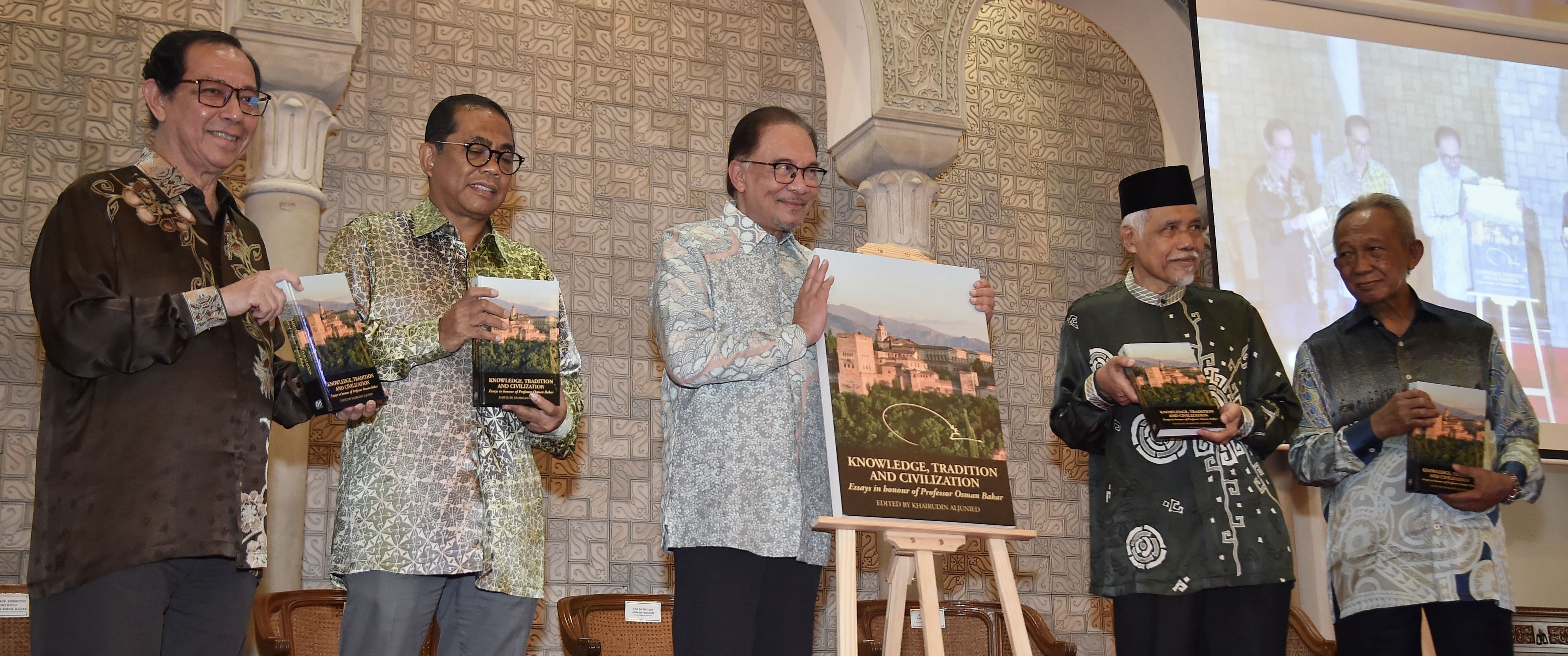 PM Lancar Buku "Knowledge, Tradition And Civilization: Essays In Honour Of Professor Osman Bakar"