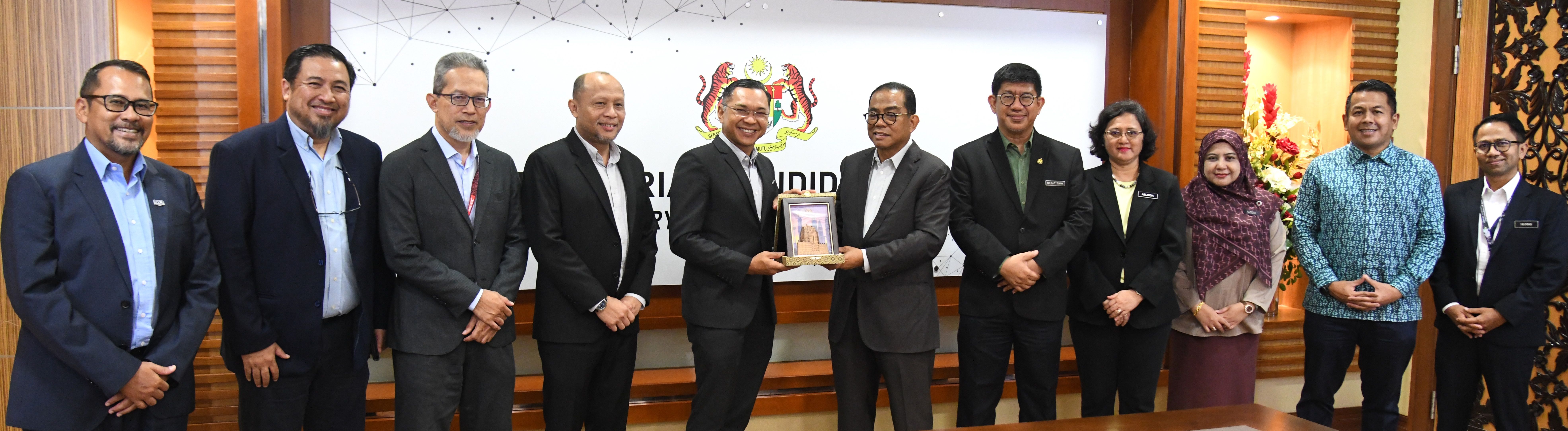 Kunjungan Hormat Perbadanan Ekonomi Digital Malaysia (MDEC) Kepada Menteri Pendidikan Tinggi