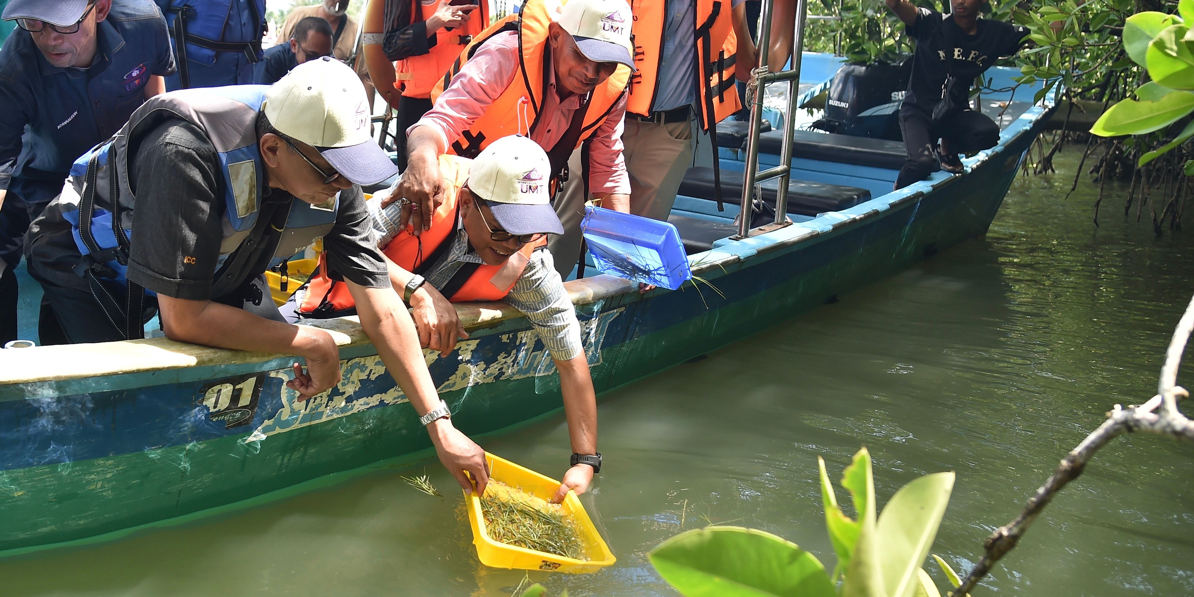 UMT Lepas 10 Ribu Benih Ketam Nipah Inisiatif Perkasa Pendapatan Komuniti Nelayan Sedili Kecil