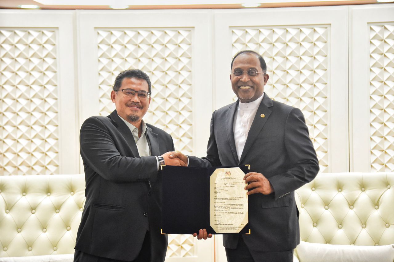 YB Menteri Pendidikan Tinggi Serah Watikah Pelantikan TNC UTHM, UiTM Dan UPM