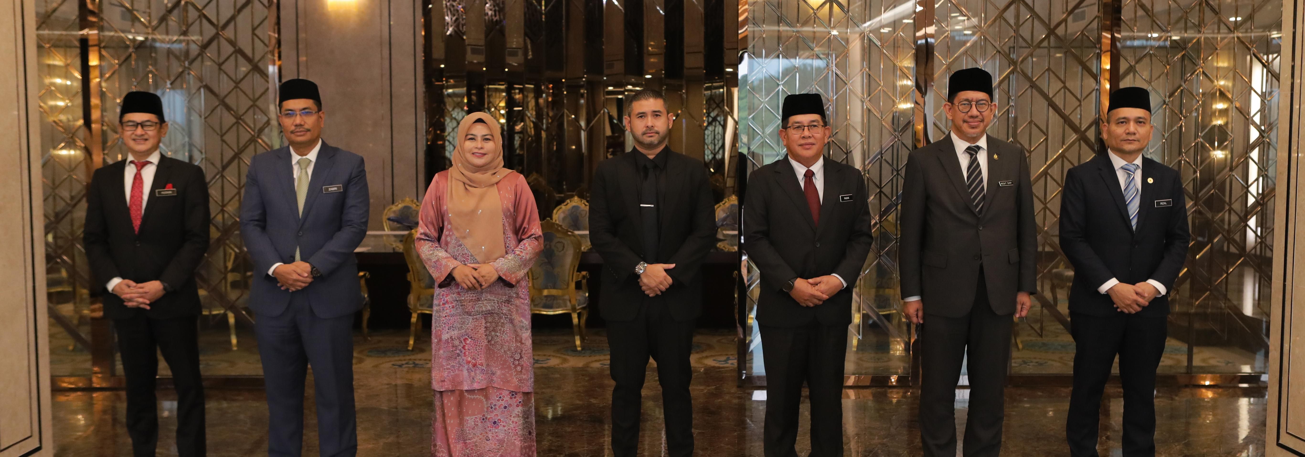 Menjunjung setinggi-tinggi kasih terhadap Duli Yang Amat Mulia Tunku Ismail ibni Sultan Ibrahim, Tunku Mahkota Johor kerana menerima mengadap barisan pengurusan Kementerian Pengajian Tinggi hari ini