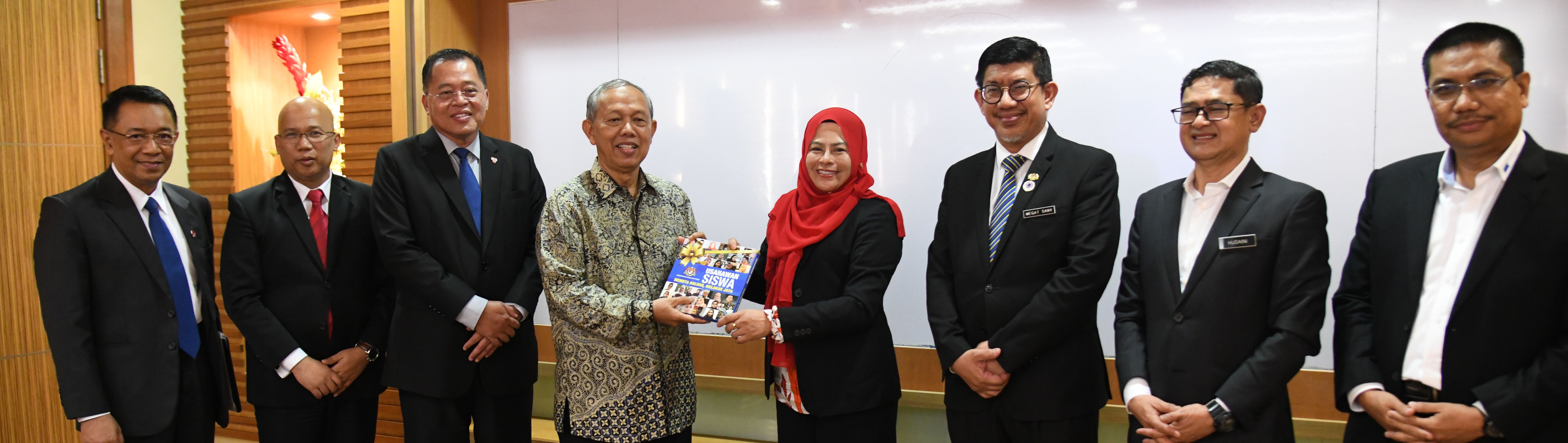 YB Menteri Terima Kunjungan Delegasi Universiti Tenaga Nasional (UNITEN)