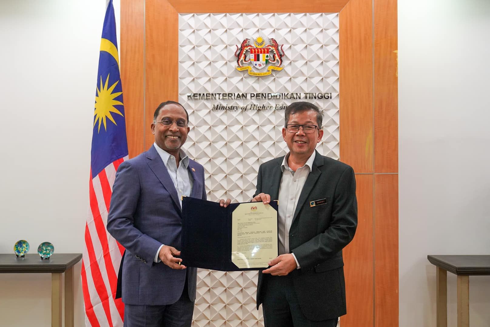 YB Menteri Pendidikan Tinggi Serah Surat Pelantikan Semula Timbalan Naib Canselor (Penyelidikan Dan Inovasi) Universiti Teknikal Malaysia Melaka
