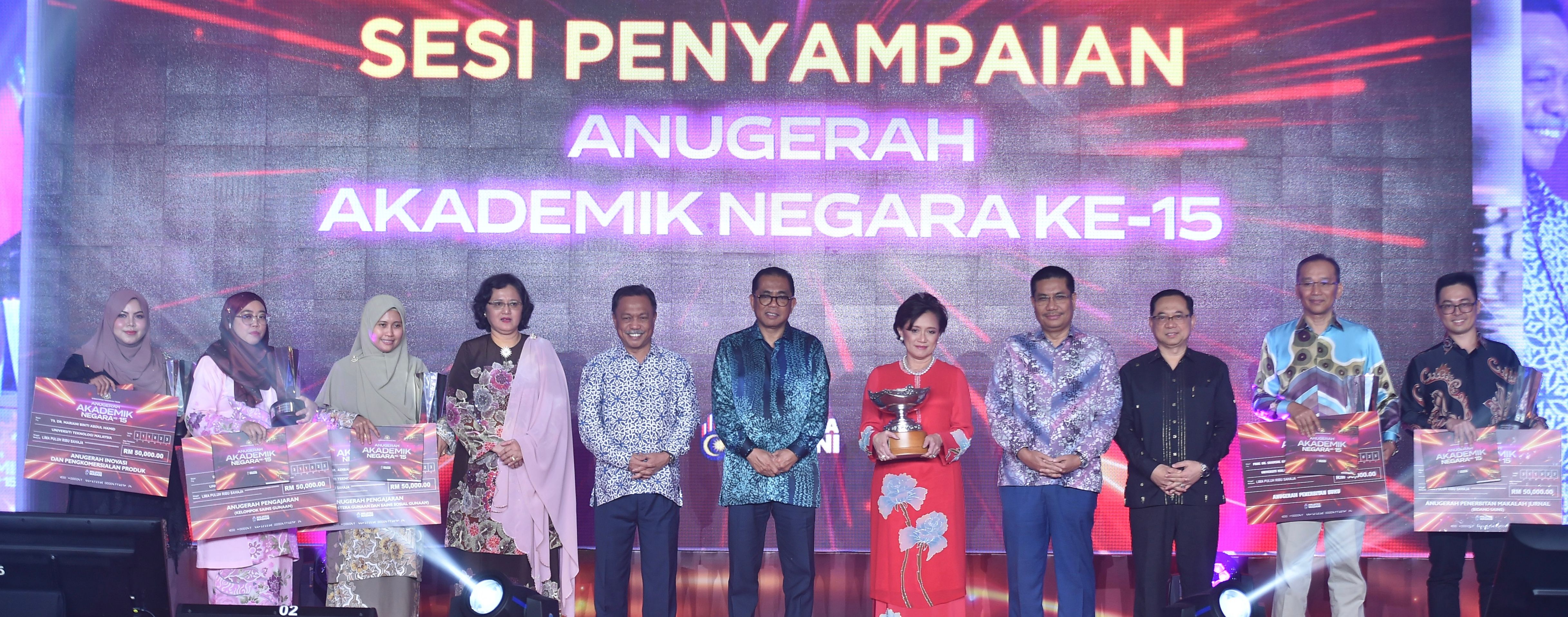 Profesor Dato' Dr. Adeeba Kamarulzaman Julang Anugerah Tokoh Akademik Negara Kali Ke-15