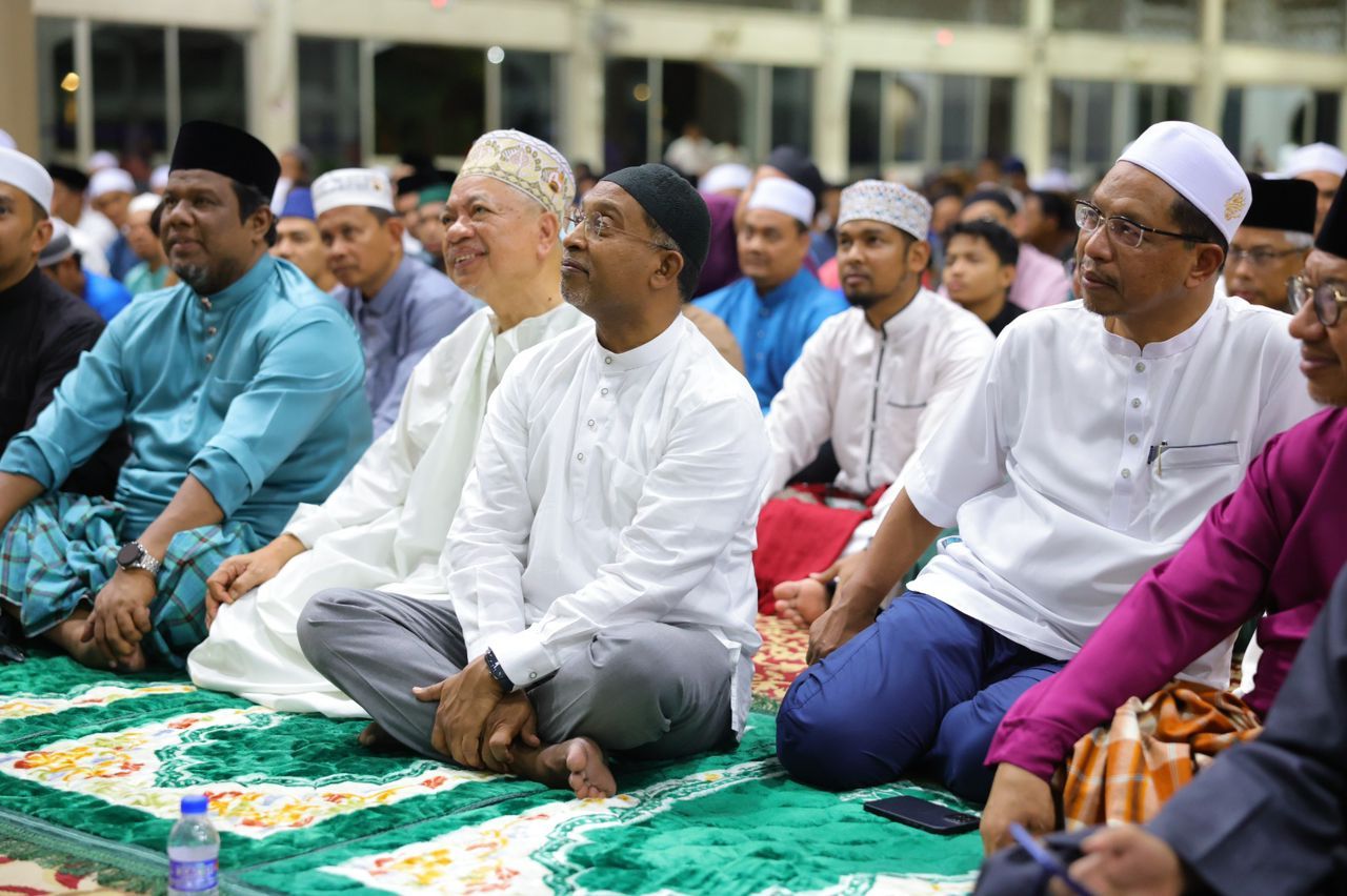 Menteri, Pengurusan Tertinggi KPT Mulakan Ramadan Dengan Bertarawih Di UKM